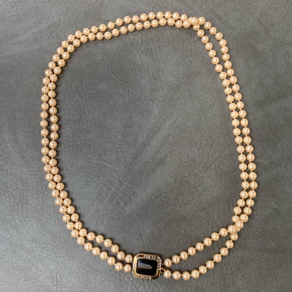 Cream Pearl Necklace with Black Onyx - Picture 2 of 3